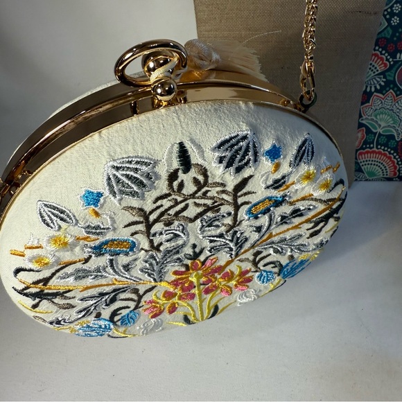 Embroidered ivory Floral Round Clutch gold chain gold hardware - Picture 4 of 9